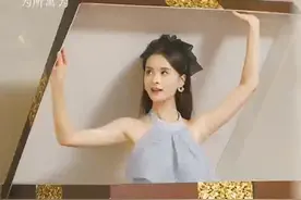 女孩偷偷把自己装进箱子里，想给男友惊喜，没想到看到……视频封面