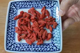 家里的孩子看电视看手机，我经常用枸杞这样做，眼睛不近视视频封面