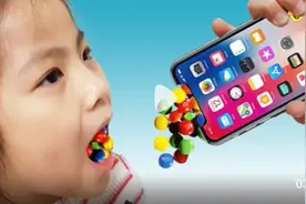 聪明的小萝莉制作彩色巧克力豆，还帮助了妈妈