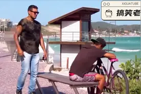 假装掏枪恶搞路人视频封面
