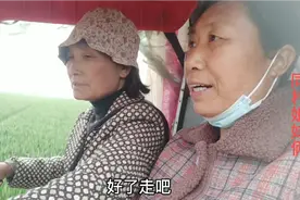 姐妹是邻居，姐俩都骑车去地里干活，回家时姐妹俩同坐一车又说又视频封面