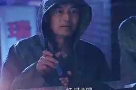 第一现场 男子袭击警察后竟然返回现场  不料被目击者女子指认视频封面