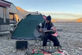 拖鞋哥到哪里都是舞台，一边弹着吉他一边打鼓，歌声传遍整个山谷视频封面