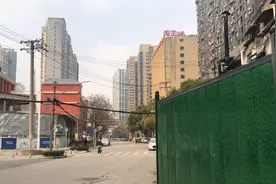 武汉市马场路114号拆迁地段，几辆车子被贴条了。可惜！视频封面