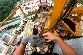 实拍工地塔吊司机下班全过程，70多米高塔吊仅需1分钟，只因有它视频封面