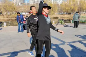 咸阳桥公园，谢老师和美女左左漂亮的舞起来！视频封面