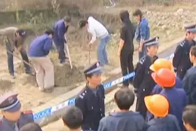 工地上意外发现有人被埋在下面,警方迅速封锁现场。