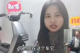 小冰终于买了新小电动车了，车停着老爸也骑得好开心，骑不过瘾…