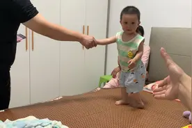 1岁3个月人类幼崽，领导风范，擅长和各级官员握手视频封面