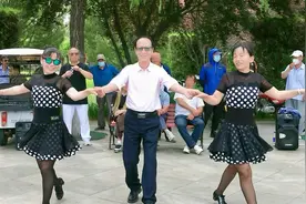 唐山网红山川大叔带姐妹花来跳舞，这退休生活真让人羡慕啊！视频封面