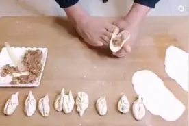 无臂男人用脚包饺子熟练得让四肢健全的人都倍感佩服视频封面