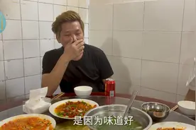 杨百万请五秒老司机小哥吃烧白，六个人八个菜，光盘政策太好吃了视频封面