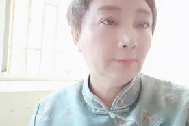 千万不要因为平胸去选择厚厚的海绵内衣，那样你会越来越小视频封面
