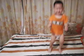 宝宝在床上跳得好高兴视频封面