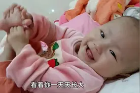 每天睡觉小手都要搂在麻麻的脖子上才愿意睡的小可爱😘视频封面