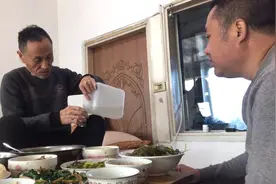 大哥一顿饭，这顿回家吃，爷俩喝酒唠嗑谈社会现象，农村挺好视频封面