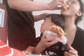 兵哥哥太宠老婆，就给老婆喂饭，儿子说你们是真爱，我是意外吧视频封面