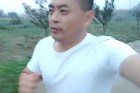 雨中奔跑在乡间的水泥路上，每呼吸一口空气，都是甜甜的味道。视频封面