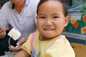 孙女想吃零食奶奶做菠萝牛奶布丁，香甜可口安全放心，孩子很爱吃视频封面