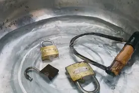 家里锁生锈不好开不用急，只需泡一泡和新买的一样，好开好用视频封面