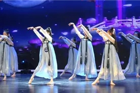 最新儿童舞蹈《广寒宫》古装汉服中小学生中国风古典舞蹈视频封面