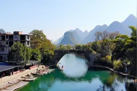 阳朔山水甲天下，遇龙河坐竹筏曾经要排队如今冷冷清清，怎么回事视频封面