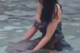 美女河边抓鱼晕倒，没想到人工呼吸的人都跟着晕了视频封面