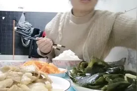 今晚吃三个菜！炒胡萝卜一盘，肉一盘，海带一盘，很丰盛的晚餐！视频封面