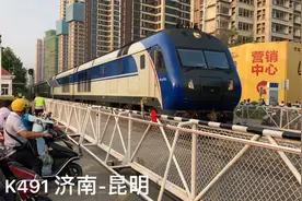 K491次列车通过水蚌铁路兰陵路道口视频封面