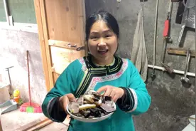 农村孩子和小朋友玩耍居然把裤子磨破洞了，宝妈直言还能在家穿视频封面