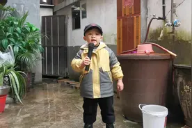 小朋友回老家七点不到就操心起来喂鸡🐔，还要表演一个节目。视频封面