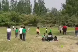 非洲人在中国人数众多，一个北京朝阳区公园就这么多非洲人在玩视频封面