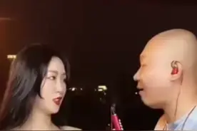 铁粉富婆现场刷礼物要涨粉结果手机被抢这次光头格局小了!打脸!视频封面