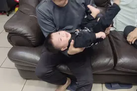 這就是人家說的 祖孫情 外甥愛玩 姥爺手酸也要當海盜船搖视频封面