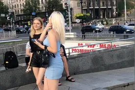 乌克兰独立广场，美女如云，就是全不带口罩，而且全部都没打疫苗视频封面
