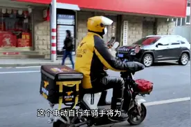 南京用U型锁砸人脑袋的小伙太冲动！视频封面