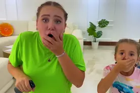 小女孩看电视不写作业，奶奶很着急会有什么好办法呢？视频封面