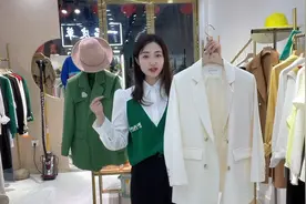 黑色开衩阔腿裤，搭配米色H版西装，时尚气质显瘦！