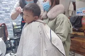 2岁宝宝理发不哭闹，全程配合美女理发师，网友:这也太乖了吧视频封面