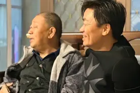 王宝强久违晒与父亲合照，春晚小品获爸爸肯定，母亲已去世多年视频封面