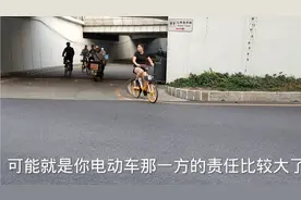 一个路口没有斑马线这样过马路太危险了，出现事故责任在谁一方视频封面
