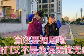 宝妈骑三轮车去接俩闺女放学，一个坐车回来，一个走路回来视频封面