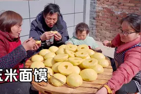 刚出锅的玉米面馍，夹上辣子炒肉沫，别提有多香了！视频封面