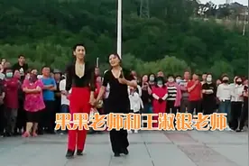 果果老师和北京水兵舞创始人王淑银老师。61岁王老师风采不减当年视频封面