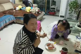 儿媳妇给网上买烤肠放在烤箱烤，一人吃一根好吃，小景文看忙的视频封面