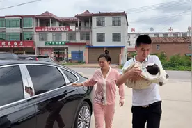 产后第六天给小宝宝采血检测 哭到声音沙哑 看着真的于心不忍视频封面