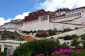 雄伟的布达拉宫矗立在千山之巅，依山而筑，气势恢宏！视频封面