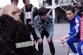 揭秘法国街头的魔术秀，萧敬腾用扑克牌给妹子表演海底捞针！视频封面
