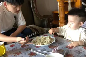 哥哥吃饺了弟弟也想吃:饺子太热:他把饺子给扔到地上视频封面