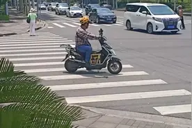 徐汇区江安路桂江路路口发生车祸 ，天气炎热 ，大家出行注意安全视频封面